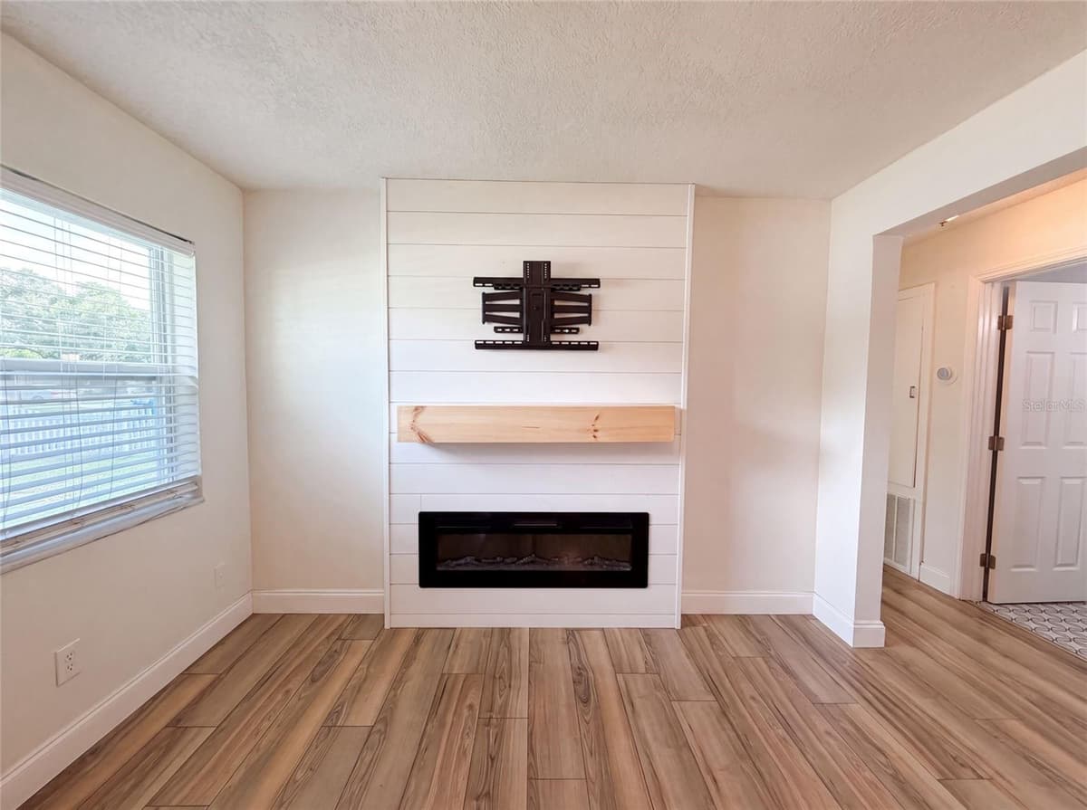 2242 DANA DRIVE — photo 6 of 18