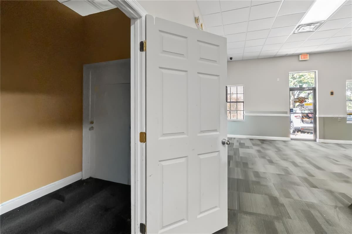 301 TUBB STREET — photo 16 of 19
