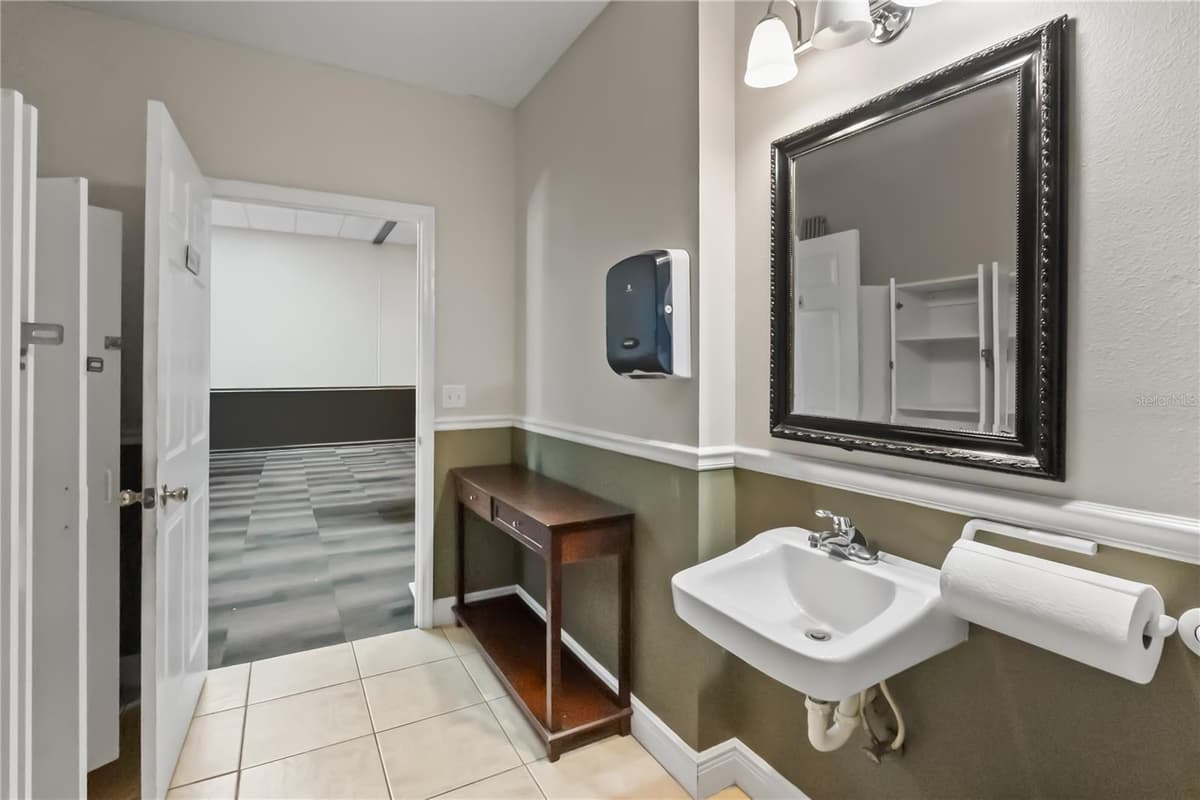 301 TUBB STREET — photo 15 of 19