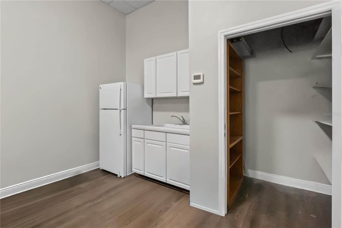 301 TUBB STREET — photo 7 of 19