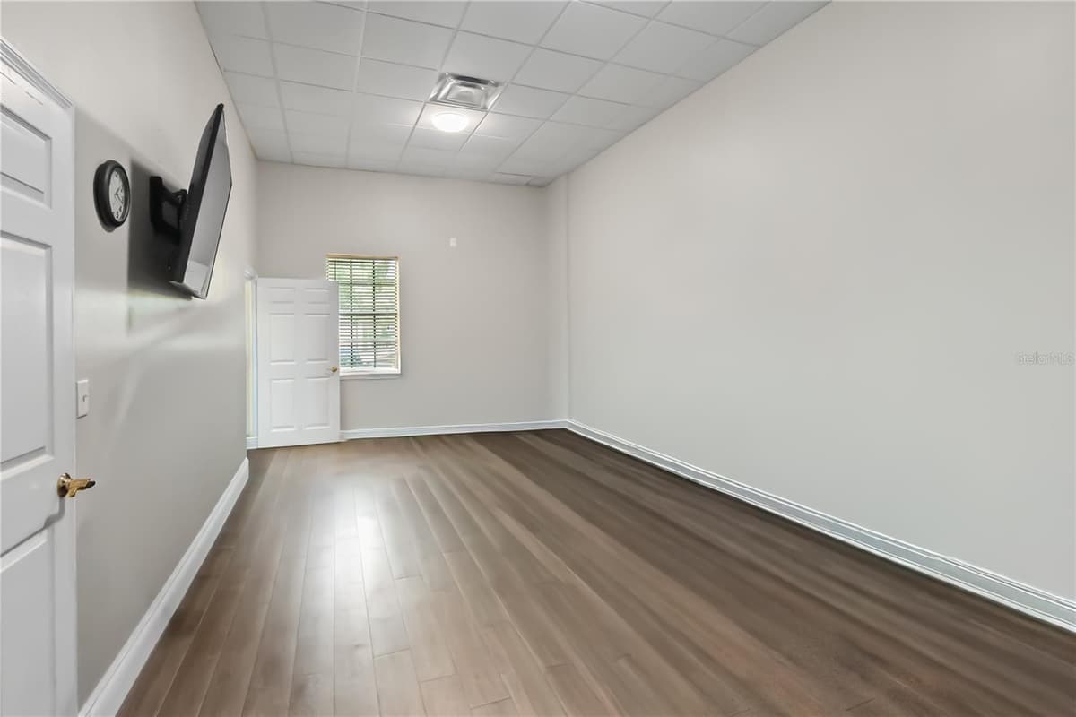 301 TUBB STREET — photo 6 of 19