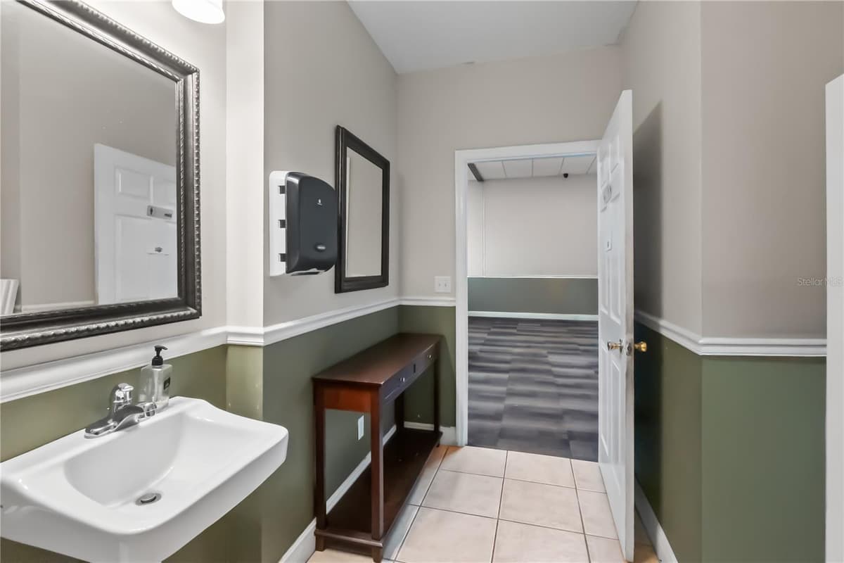 301 TUBB STREET — photo 11 of 19