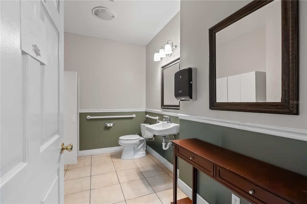 301 TUBB STREET — photo 9 of 19