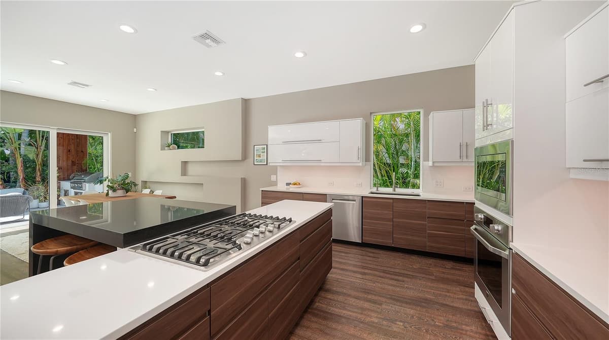 543 COLUMBIA COURT — photo 6 of 47