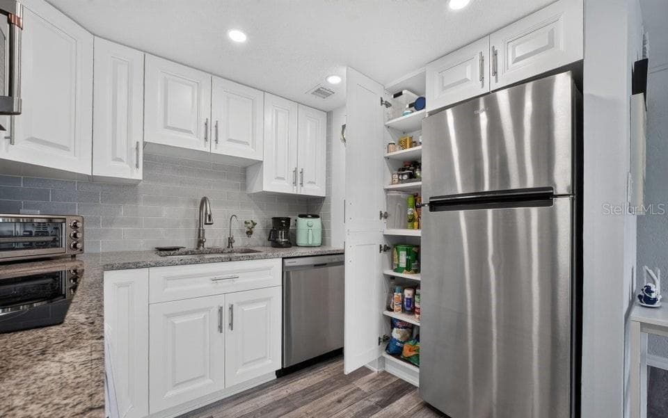 2700 OCEAN SHORE BOULEVARD — photo 12 of 39