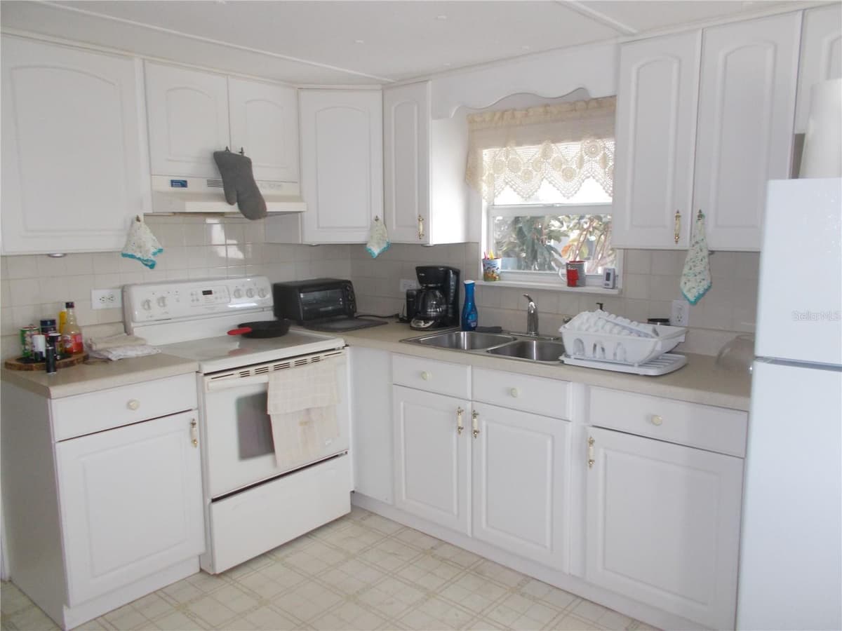 6427 FLEETWOOD COURT — photo 3 of 52