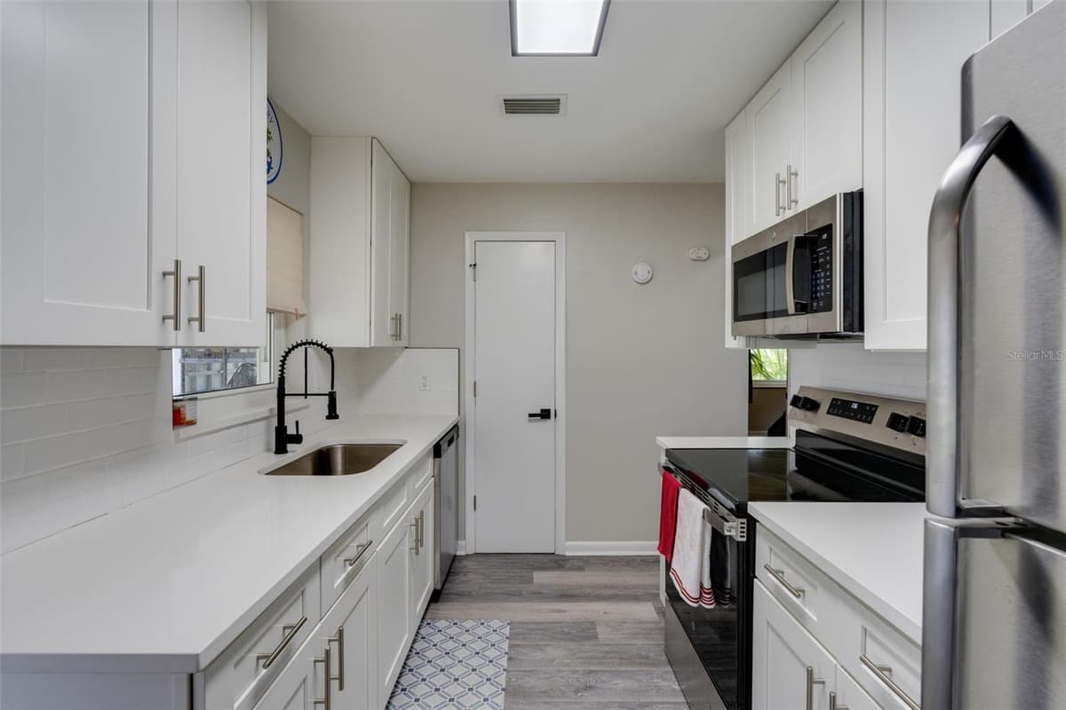 3213 NORMANDY DRIVE — photo 9 of 26