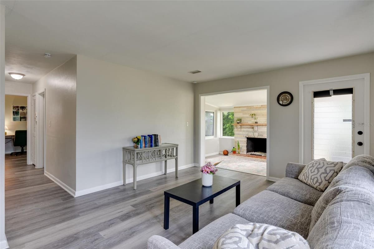 3213 NORMANDY DRIVE — photo 4 of 26