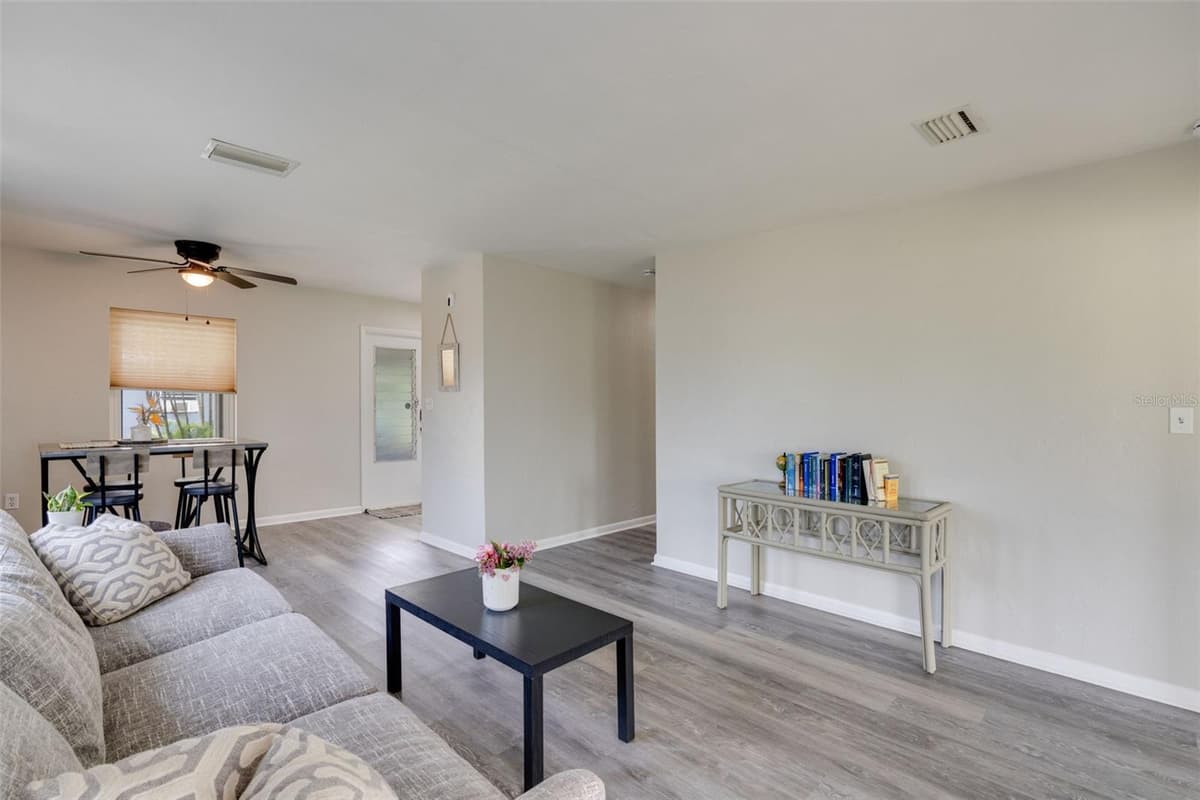 3213 NORMANDY DRIVE — photo 2 of 26