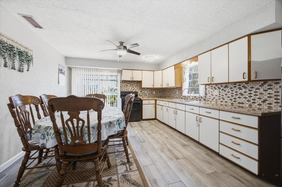 2266 LAKE LIZZIE COURT — photo 4 of 38