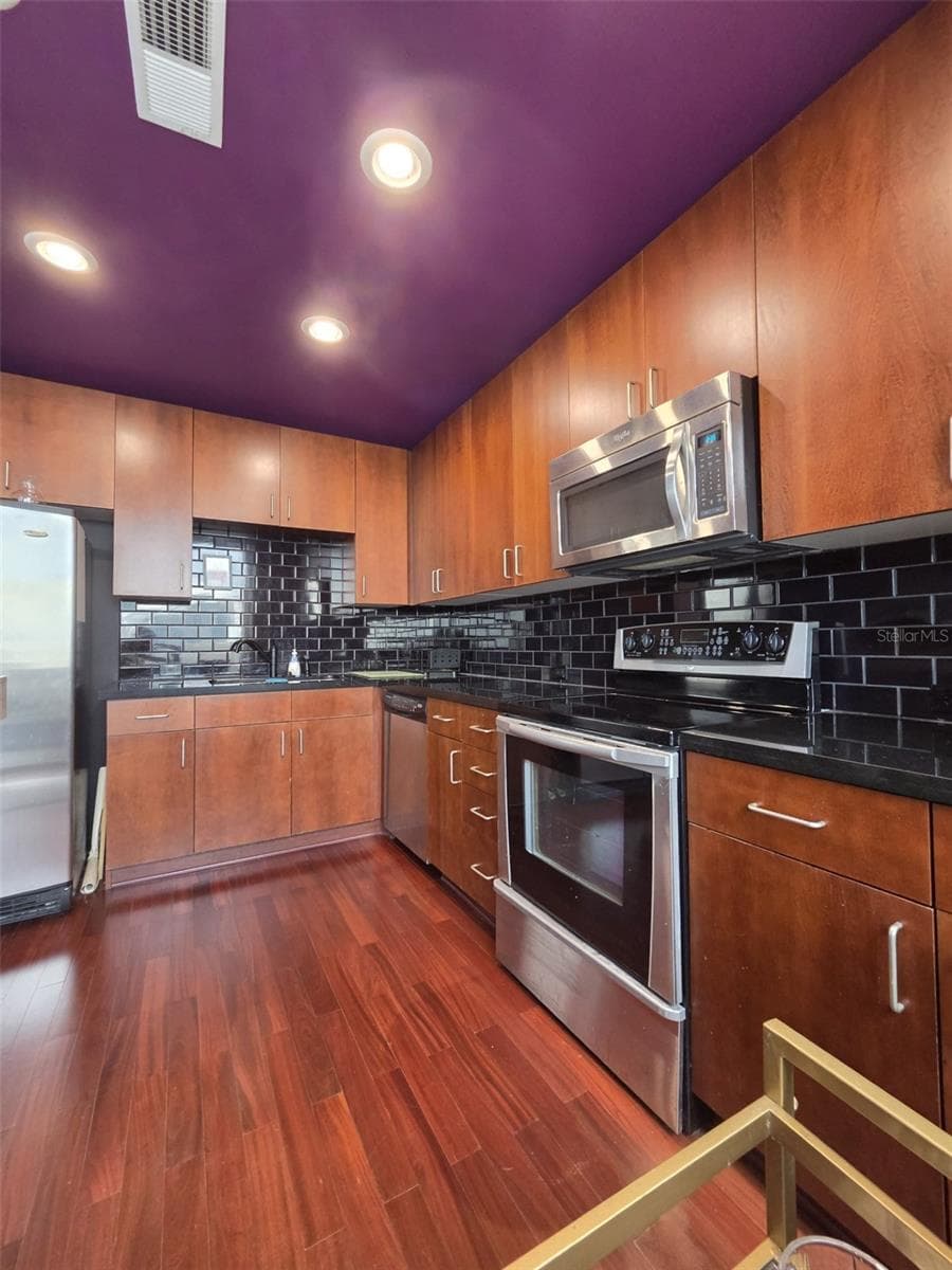155 COURT AVENUE — photo 7 of 31
