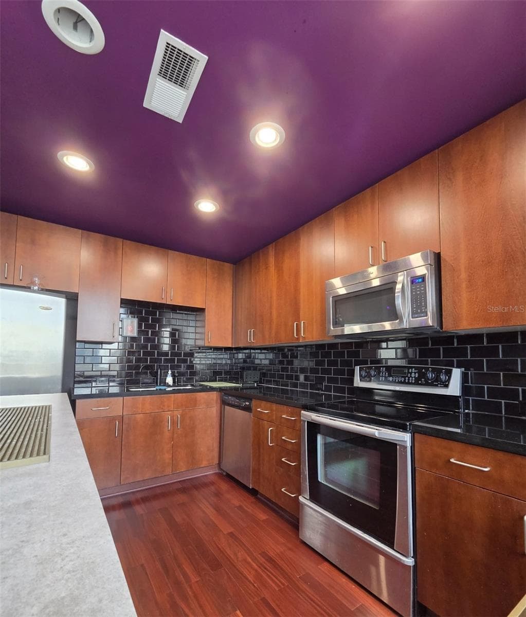 155 COURT AVENUE — photo 6 of 31