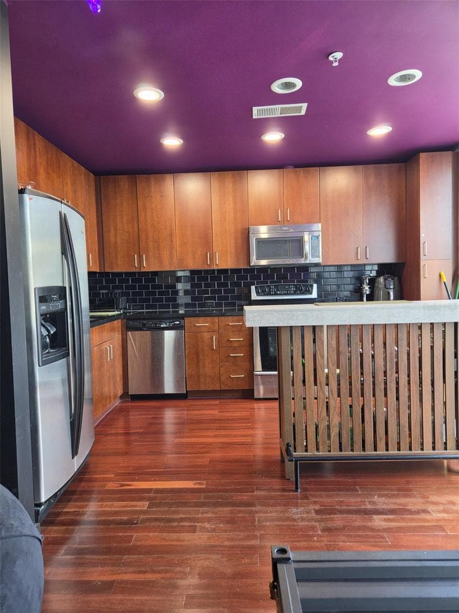 155 COURT AVENUE — photo 5 of 31