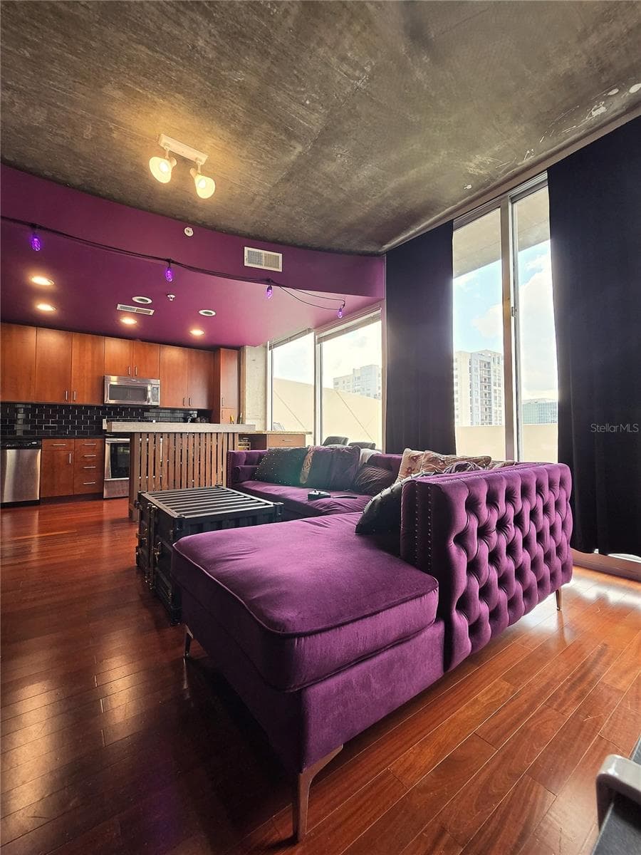 155 COURT AVENUE — photo 4 of 31