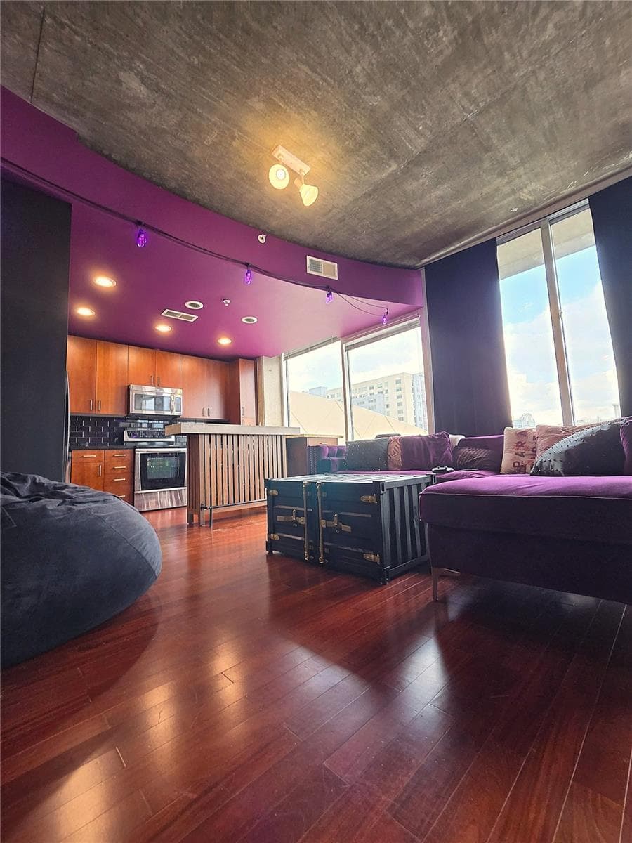 155 COURT AVENUE — photo 3 of 31