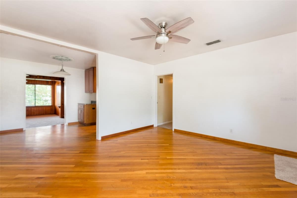 4425 BAY VILLA AVENUE — photo 5 of 18