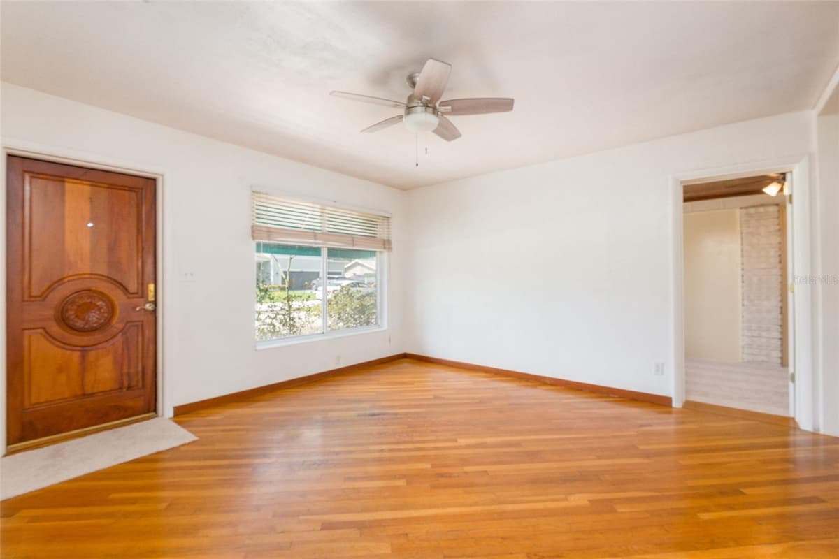 4425 BAY VILLA AVENUE — photo 4 of 18