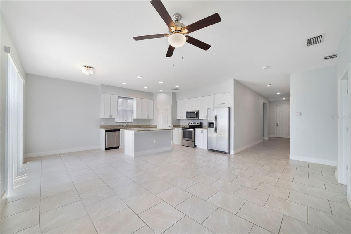 128 WILLOW DRIVE — photo 2 of 24