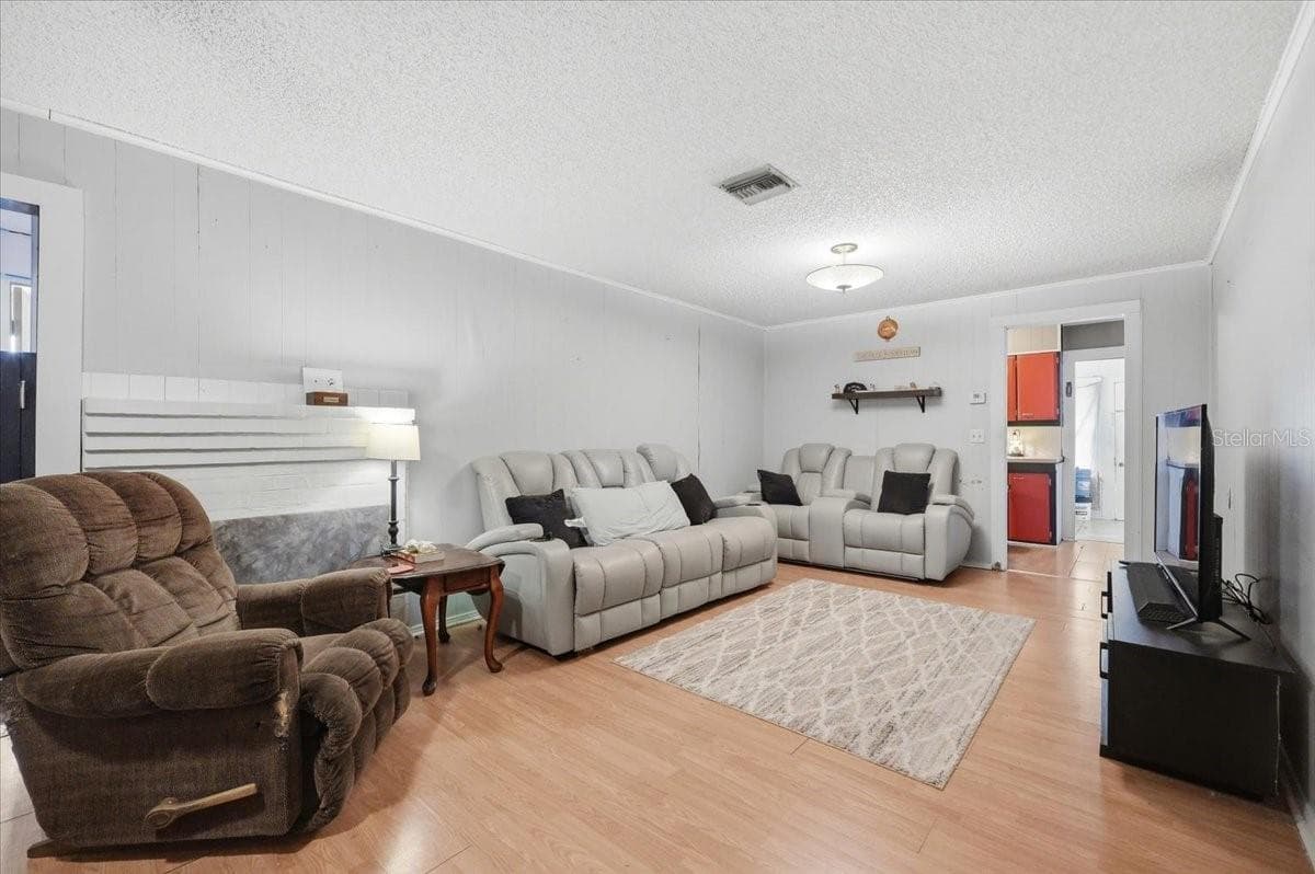675 BAY AVENUE — photo 6 of 47
