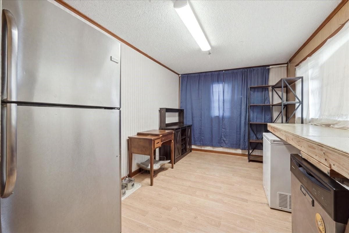 675 BAY AVENUE — photo 10 of 47