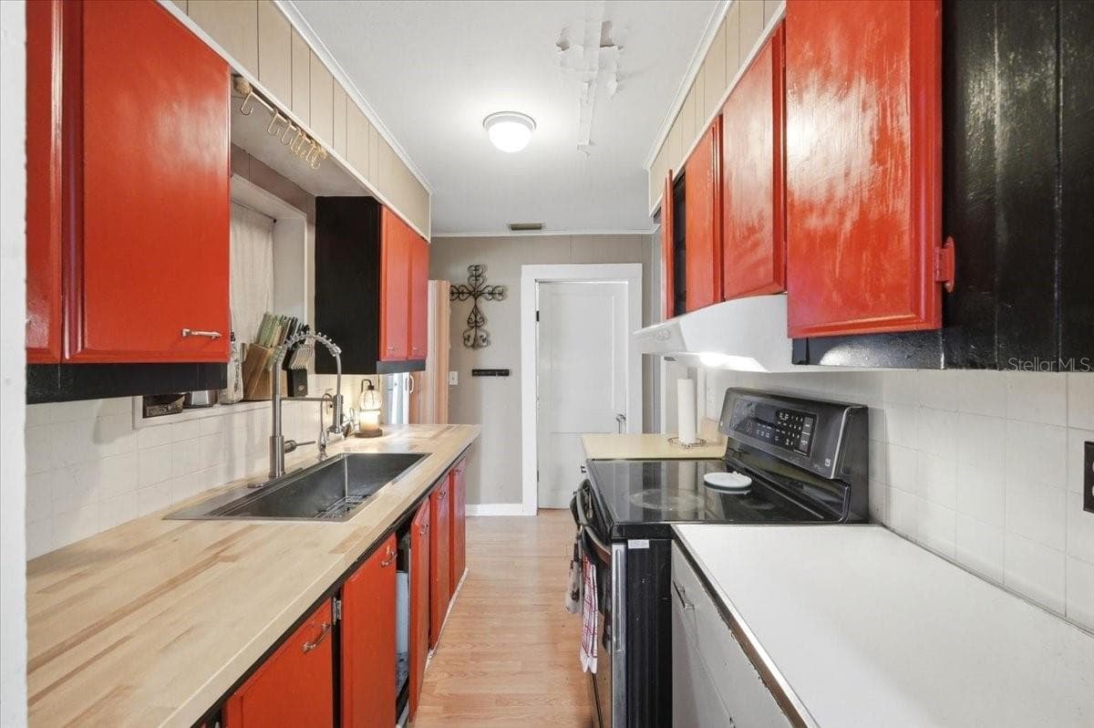 675 BAY AVENUE — photo 8 of 47