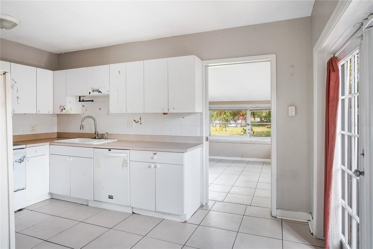 3917 ROYAL PALM AVENUE — photo 10 of 24