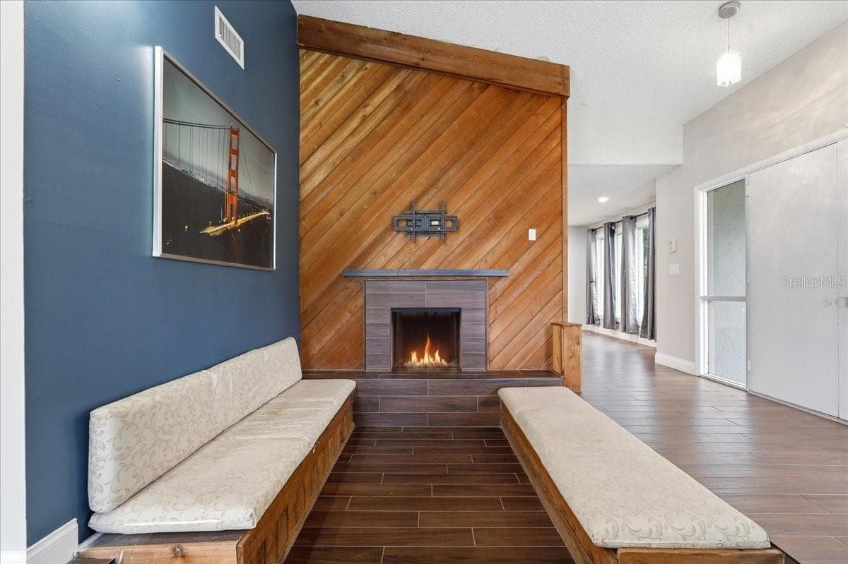 107 ELM SQUARE — photo 4 of 33