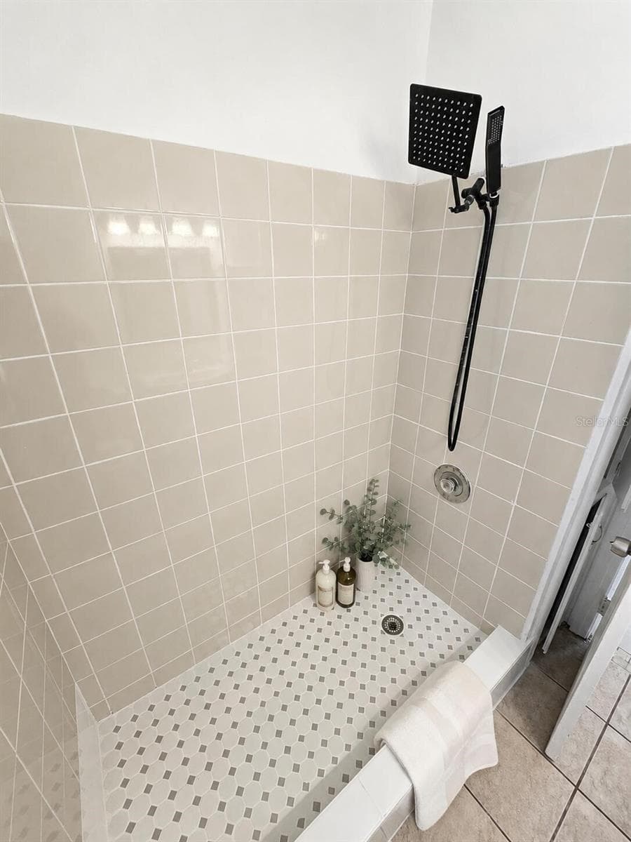 5825 YUCATAN DRIVE — photo 9 of 9