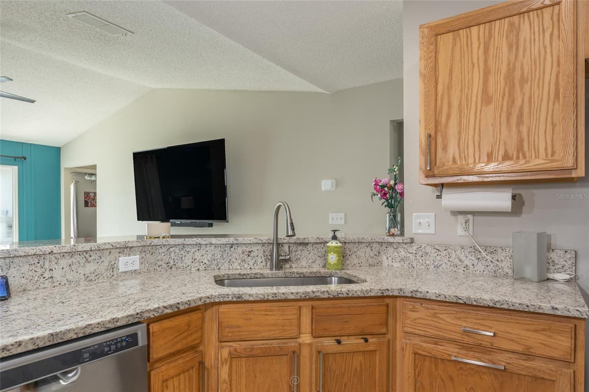 25 ROCKINGHAM LANE — photo 4 of 23