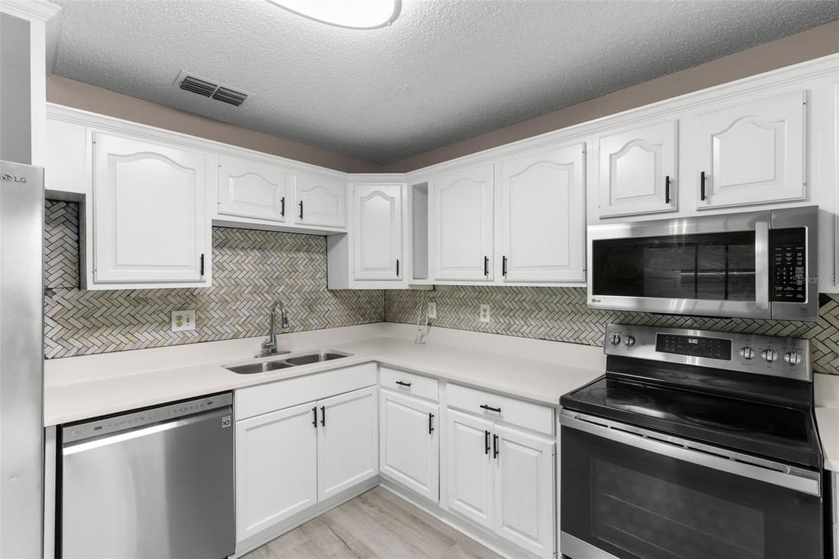 7508 WAKULLA DRIVE — photo 13 of 28