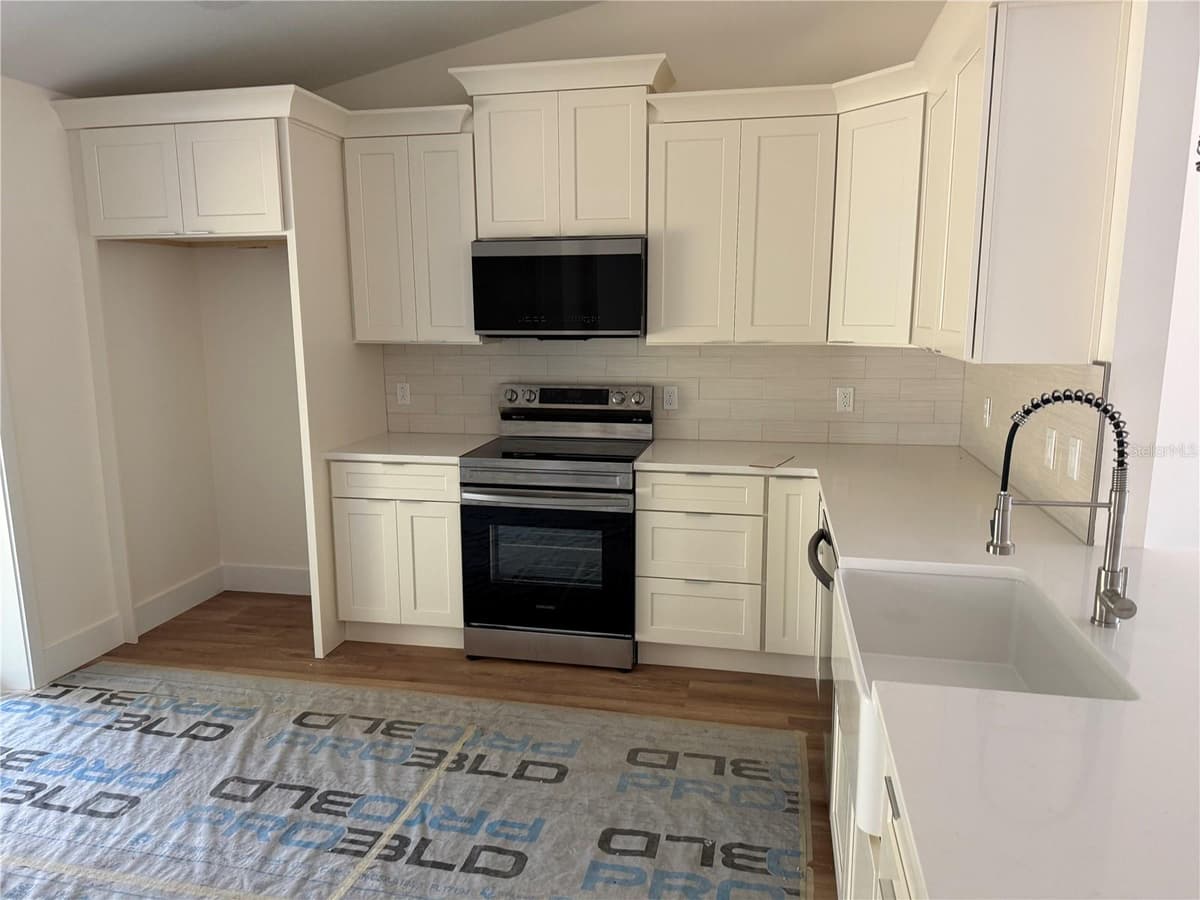 64 EMERSON DRIVE — photo 2 of 8