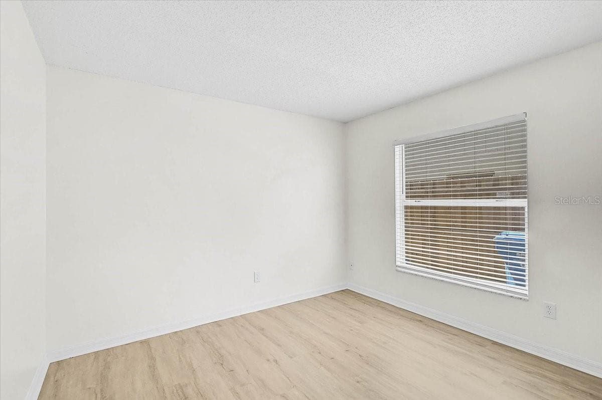 13616 LARAWAY DRIVE — photo 18 of 27