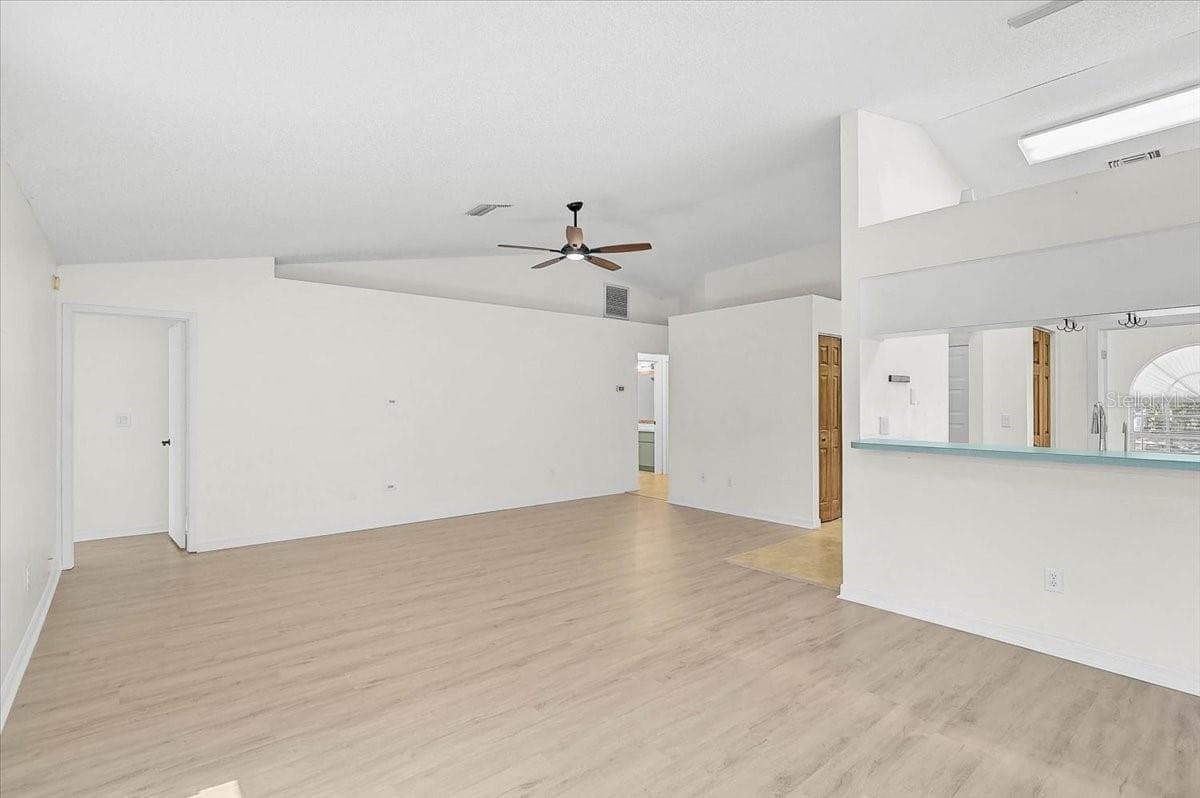 13616 LARAWAY DRIVE — photo 11 of 27