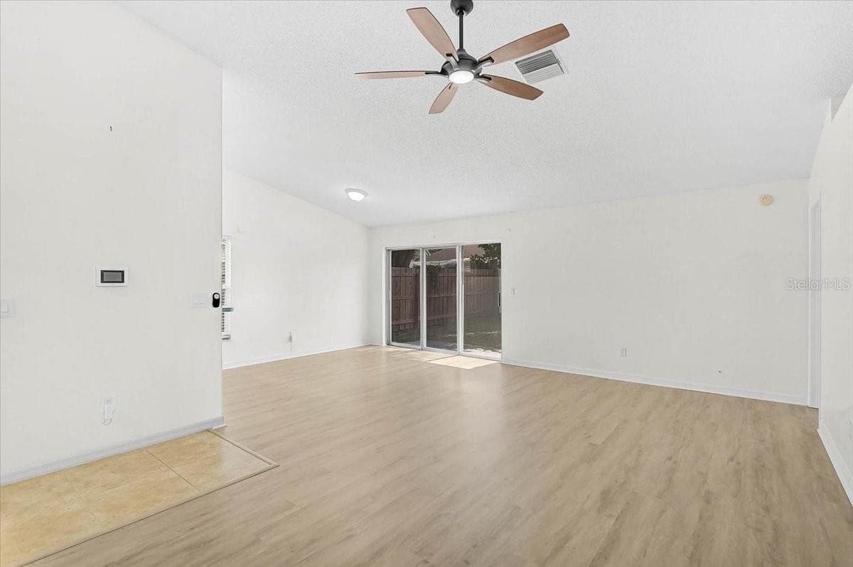 13616 LARAWAY DRIVE — photo 10 of 27