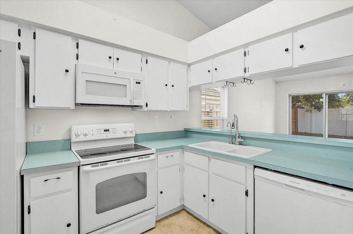13616 LARAWAY DRIVE — photo 4 of 27