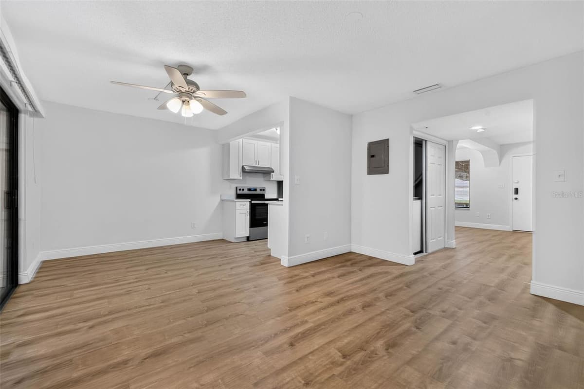 9005 PEBBLE CREEK DRIVE — photo 4 of 26