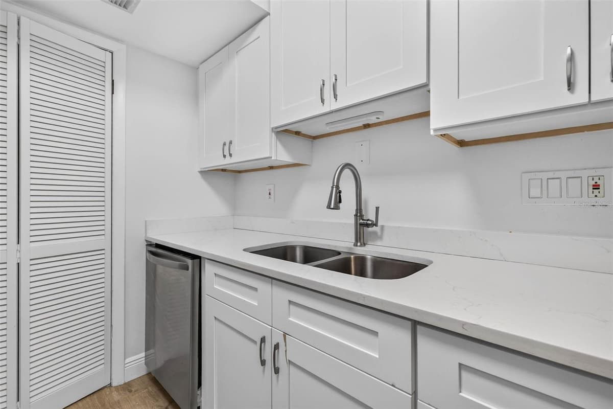 9005 PEBBLE CREEK DRIVE — photo 10 of 26