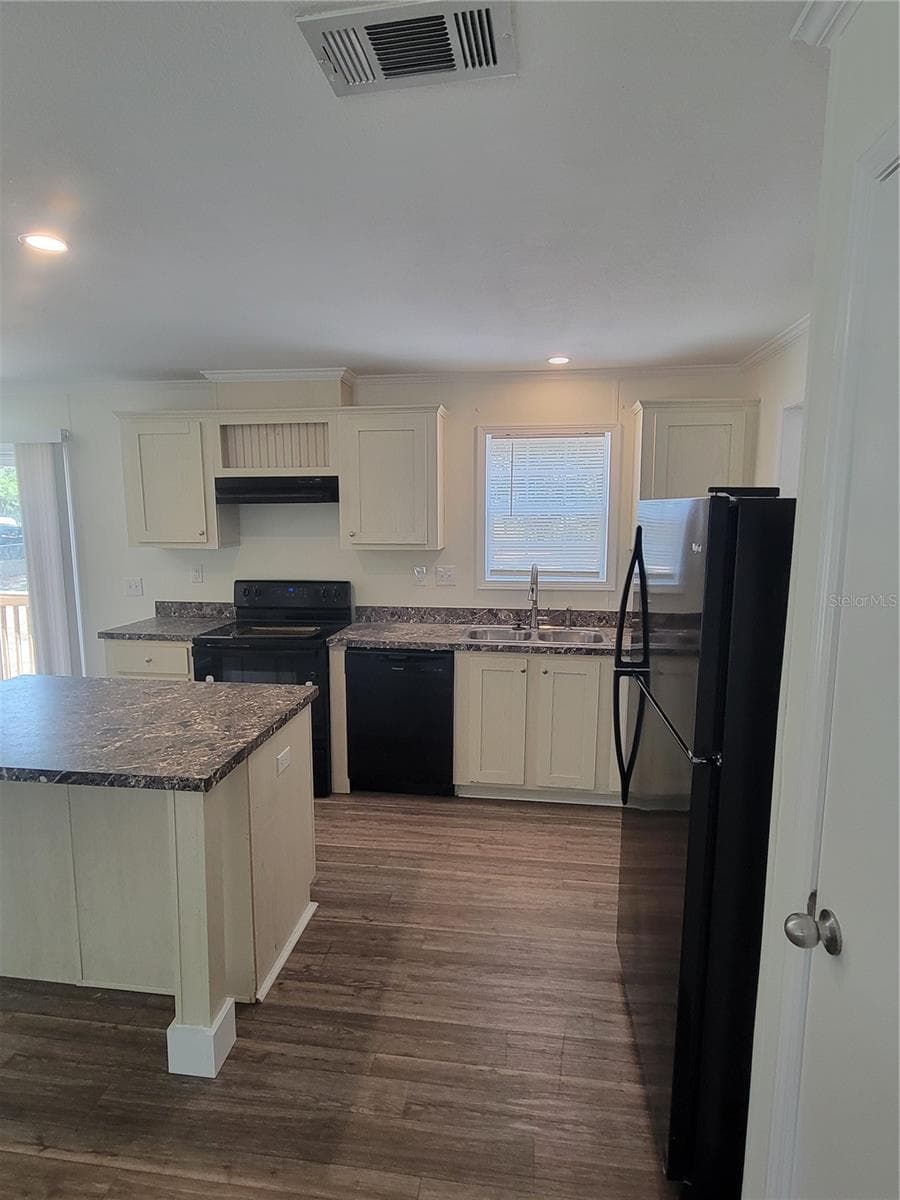 2435 MYER AVENUE — photo 4 of 8