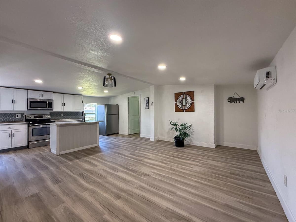 18920 3RD AVENUE — photo 4 of 20