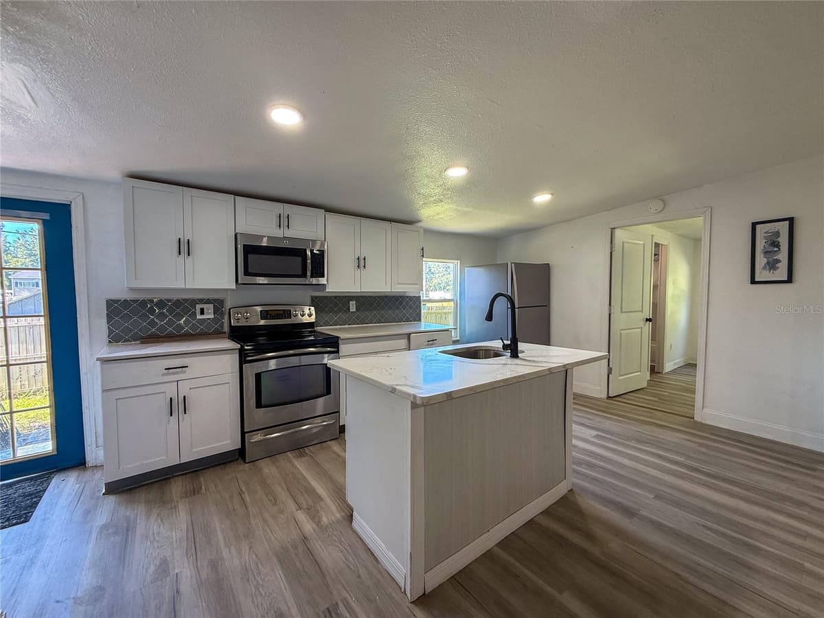 18920 3RD AVENUE — photo 6 of 20