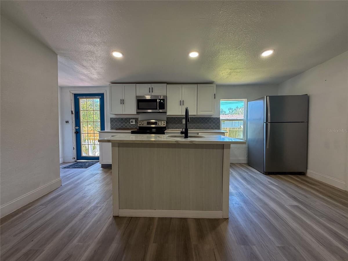18920 3RD AVENUE — photo 5 of 20