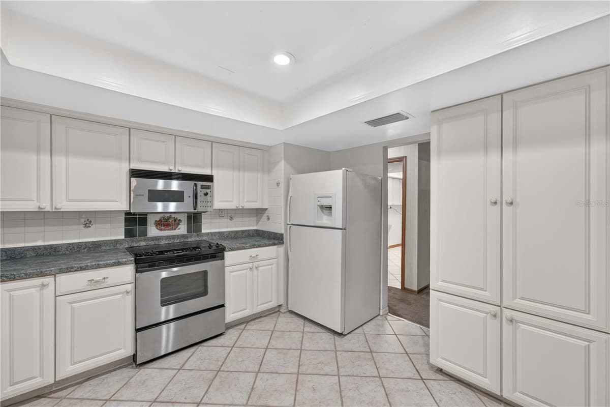 3385 WOODBERRY COURT — photo 7 of 49