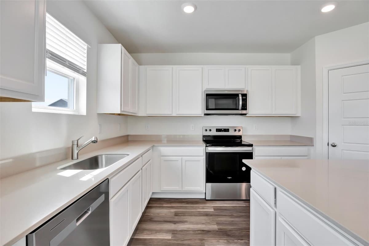 352q RODEN ROAD — photo 10 of 28