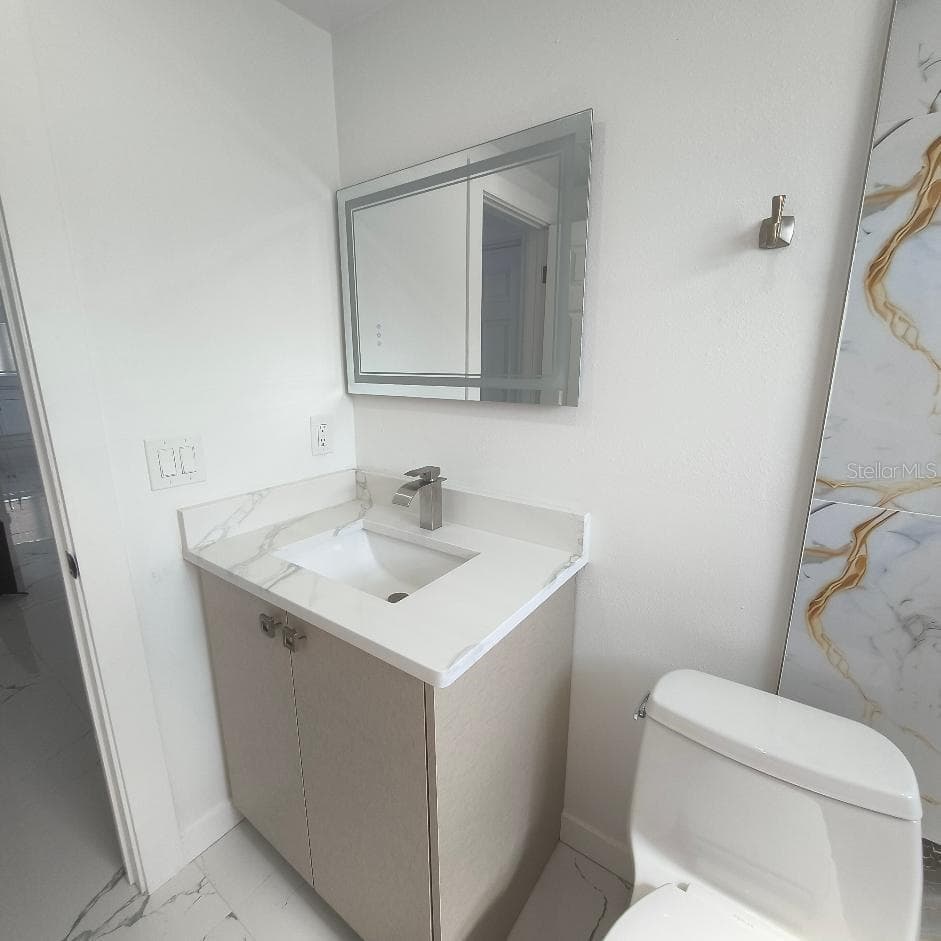 7019 FOUNTAIN AVENUE — photo 6 of 25