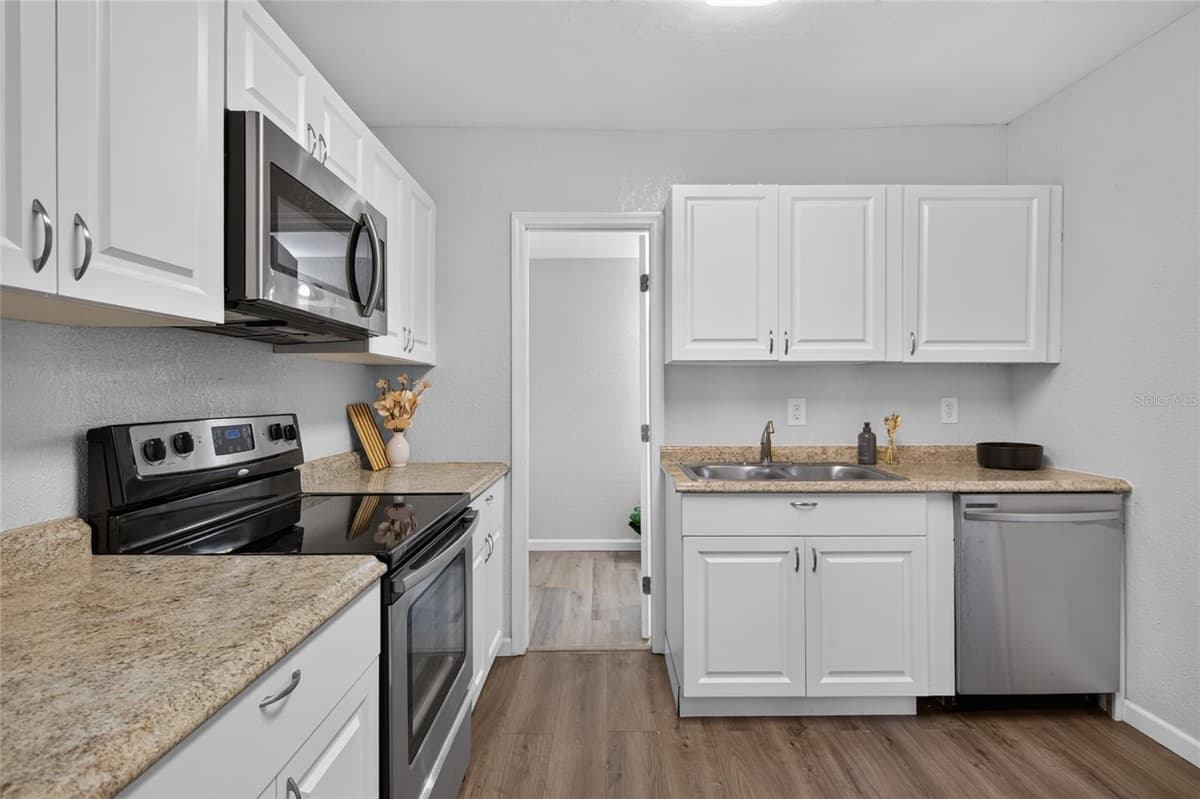 411 12TH AVENUE — photo 4 of 27