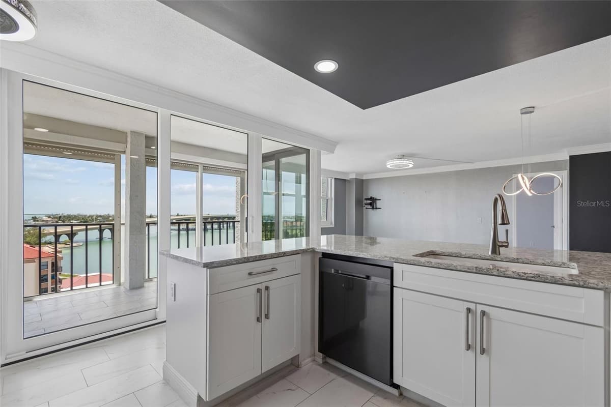 6265 SUN BOULEVARD — photo 12 of 52