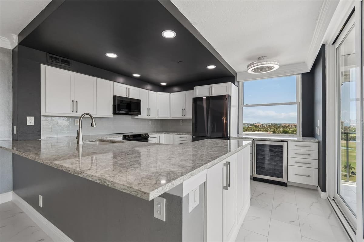 6265 SUN BOULEVARD — photo 9 of 52