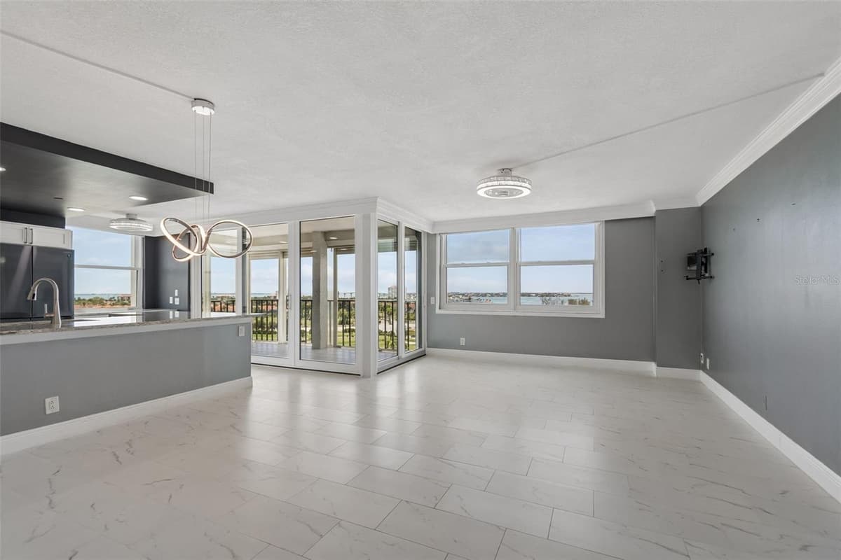 6265 SUN BOULEVARD — photo 4 of 52
