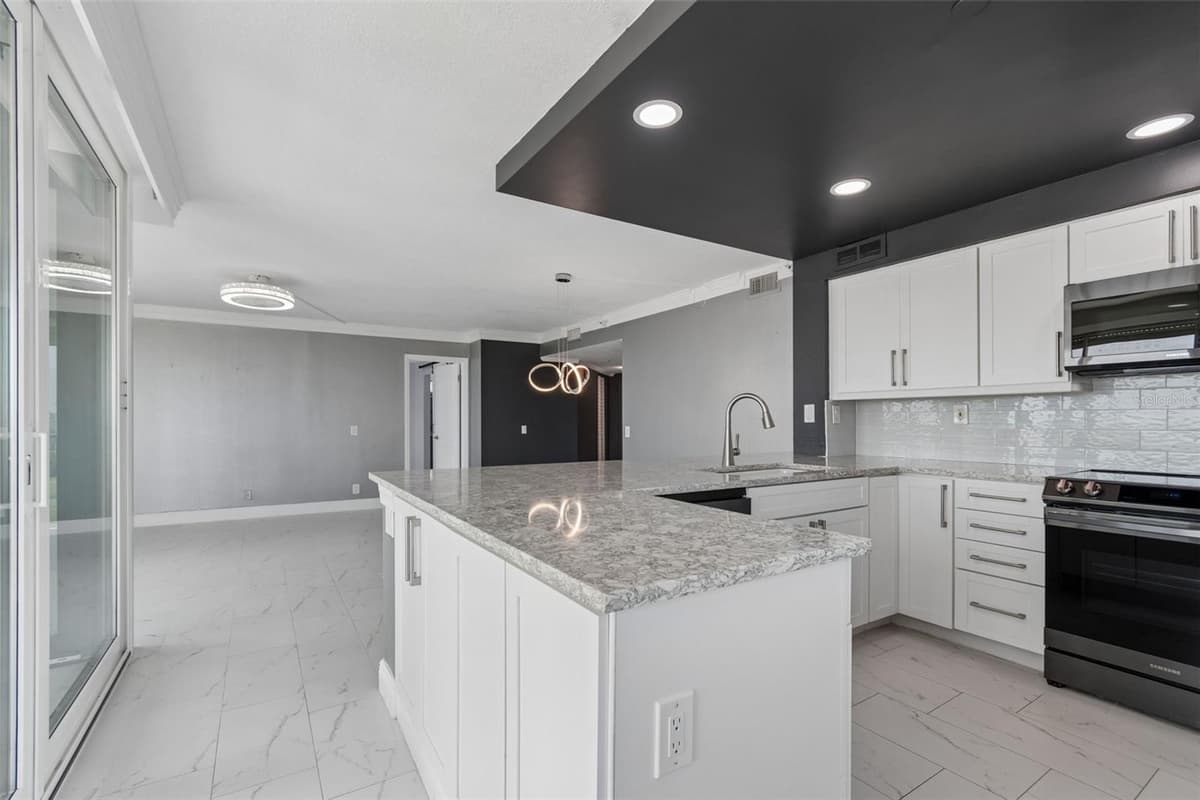 6265 SUN BOULEVARD — photo 8 of 52