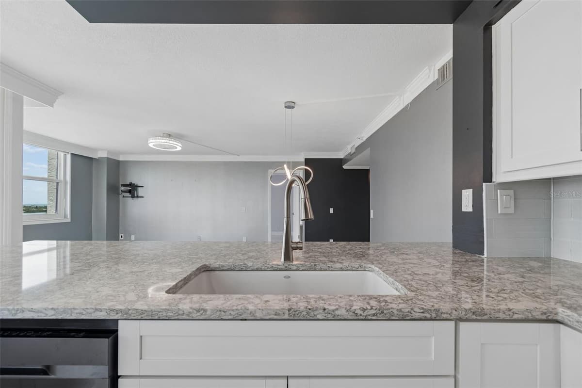 6265 SUN BOULEVARD — photo 11 of 52